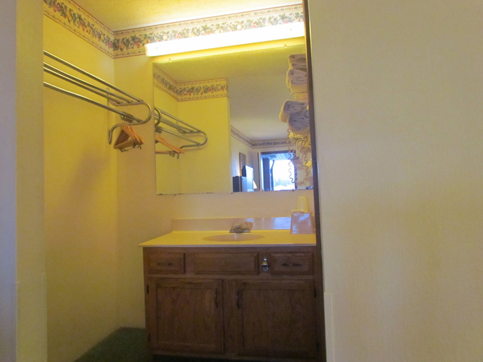 Bathroom 4, Travel Inn & Suites, Clinton