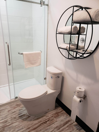 Bathroom 3, Casa Via Mar Inn, an Ascend Collection Hotel, Ventura