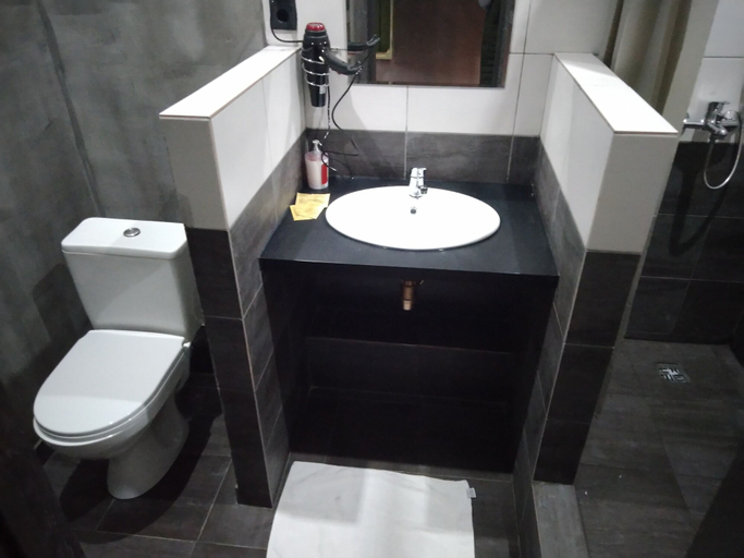 Bathroom 3, Diana Hotel, South-Eastern