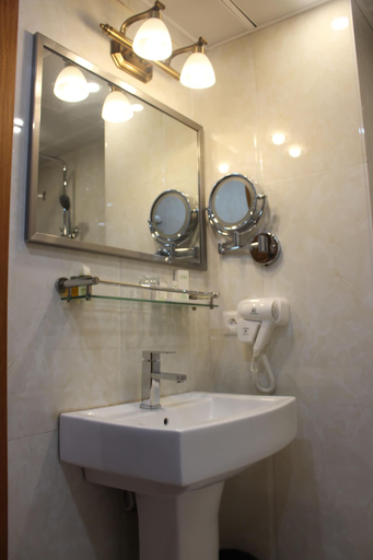 Bathroom 4, Adamaoua Grand Hotel, Wouri