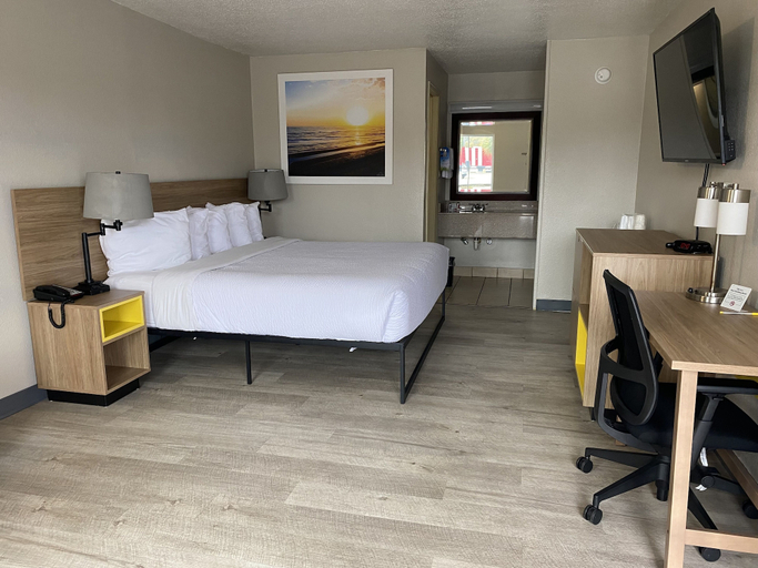 Bedroom 3, Days Inn by Wyndham Brunswick/St. Simons Area, Glynn