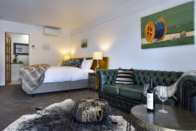 Daylesford Art Motel, Hepburn - East
