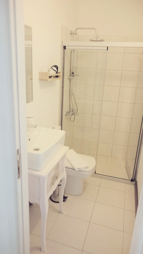 Bathroom 4, Morlimon, Çeşme