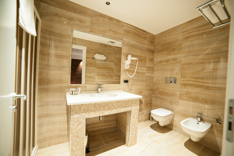 Bathroom 5, Family Hotel, Salerno