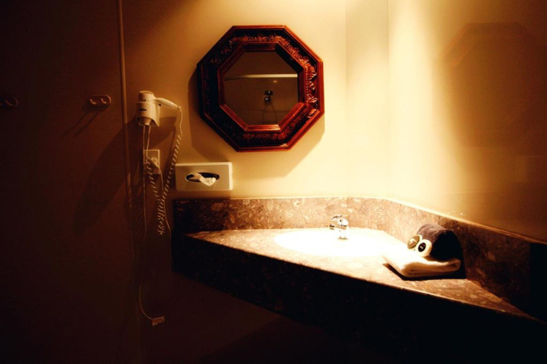 Bathroom 4, Woodlyn Park, Waitomo