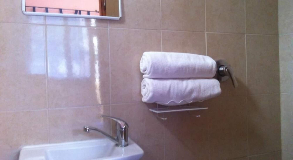 Bathroom 5, Hotel 28