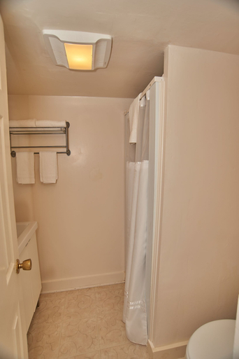 Bathroom 3, Dexter's Inn, Sullivan