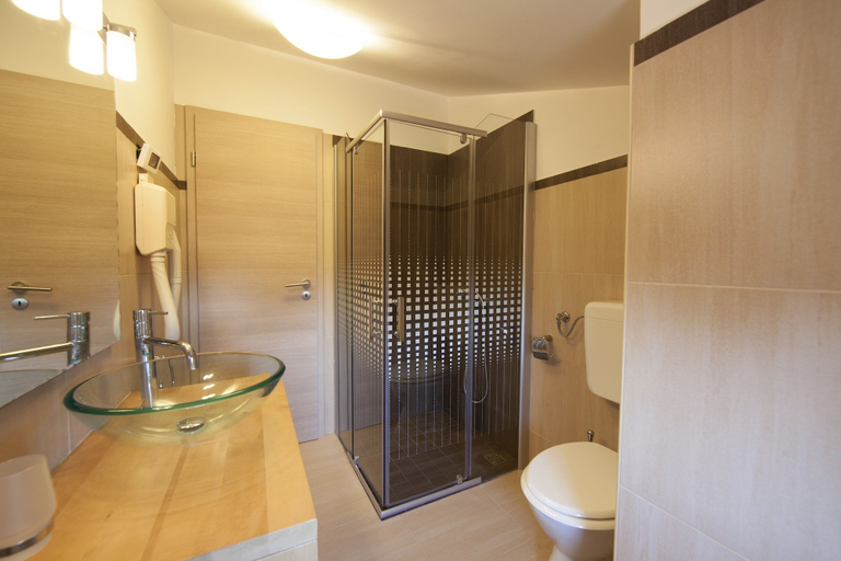 Bathroom 4, B&B Villa Istriana, Umag