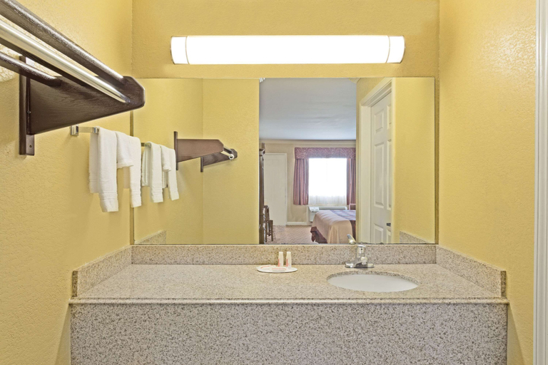 Bathroom 4, Super 8 by Wyndham Covington, Saint Tammany