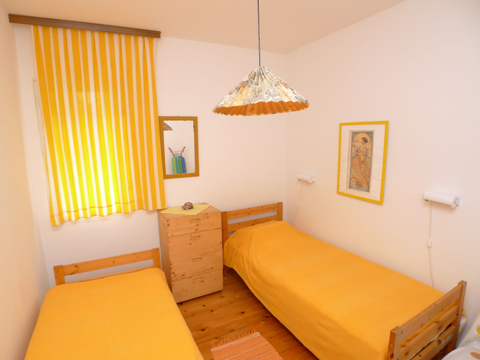 Bedroom 2, Apartment for six Persons With Three Bedrooms and Internet, Premantura