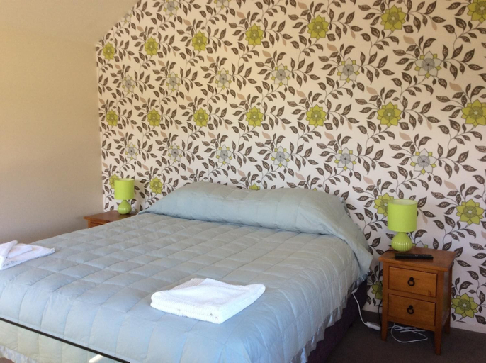 Bedroom 3, Golf Course Road Chalets, Queenstown-Lakes
