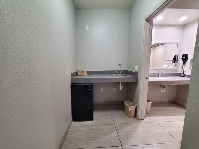 Bathroom 3, Crystal Inn, Montgomery