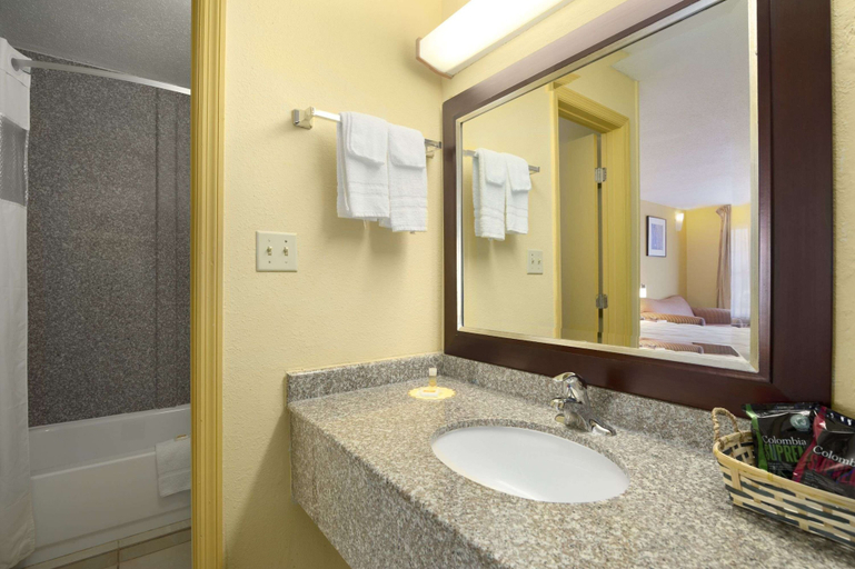 Bathroom 5, Days Inn by Wyndham Brunswick/St. Simons Area, Glynn