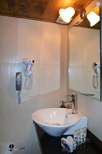 Bathroom 5, Archontiko Chioti, Peloponnese