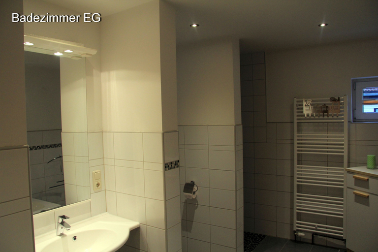 Bathroom 3, Apartment Kassbeerboom, Rostock