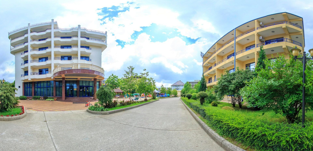 Exterior & Views