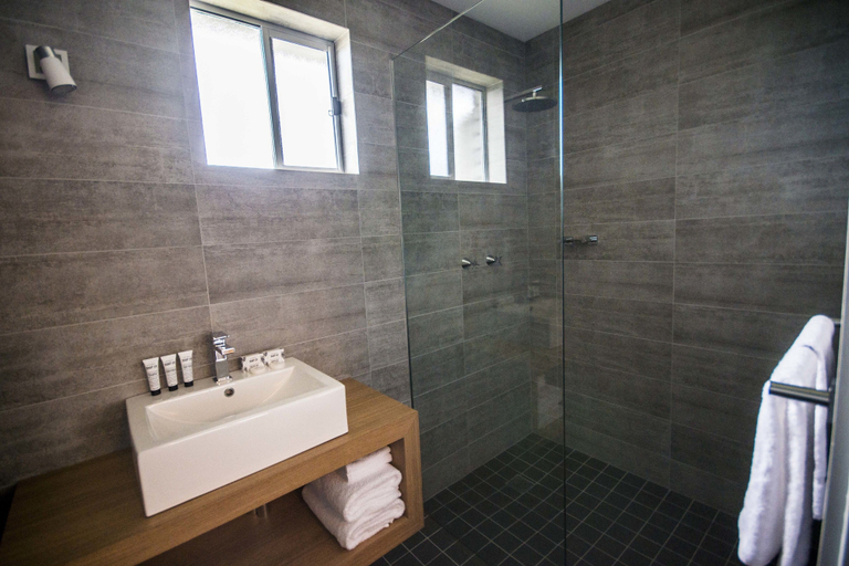Bathroom 2, Quays Hotel, Eurobodalla