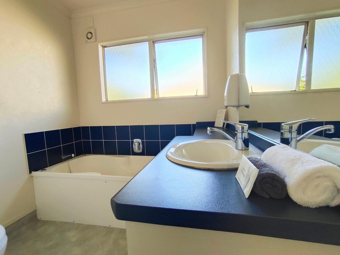 Bathroom 3, Harringtons Motor Lodge, Palmerston North