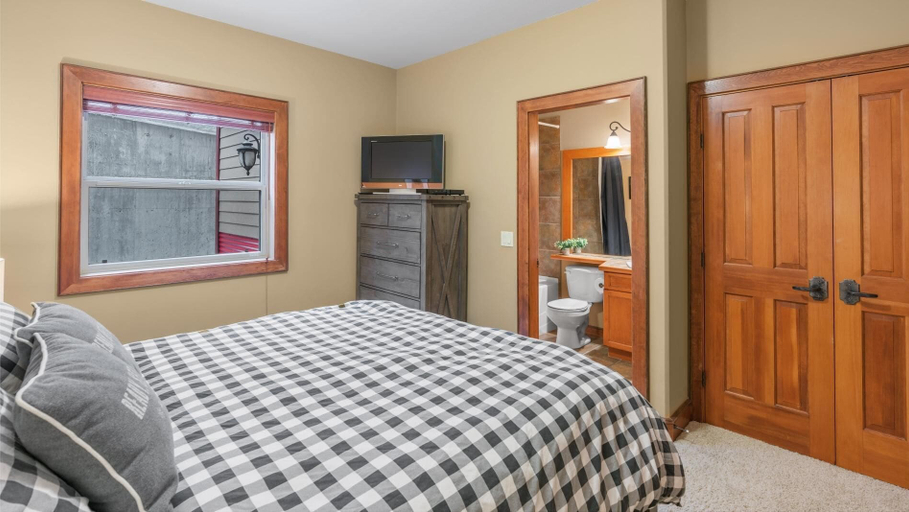 Bedroom 3, I Spy - Cozy Pet Friendly, Ski In/Ski Out Condo with Private Hot Tub, Kootenay Boundary