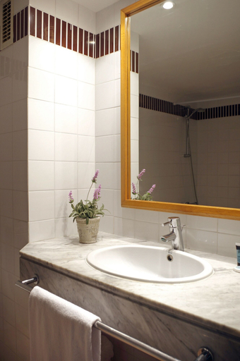 Bathroom 4, Apartamentos Beach & Golf Resort, Girona