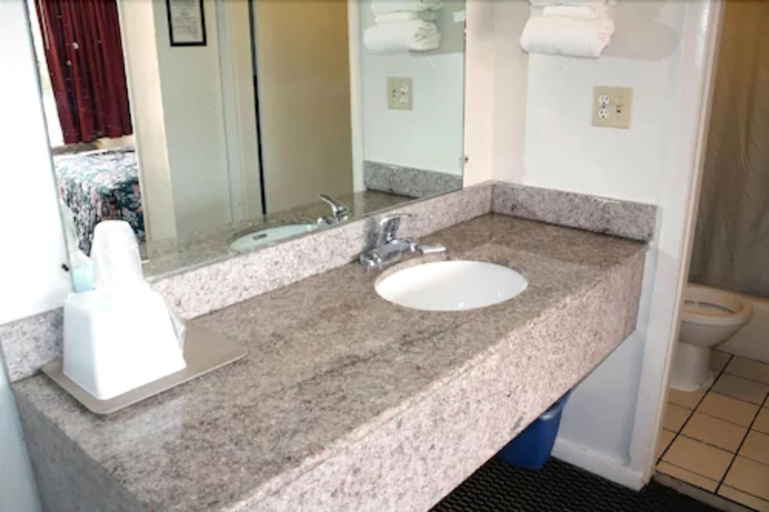 Bathroom, Scottish Inn Jacksonville Downtown, Duval