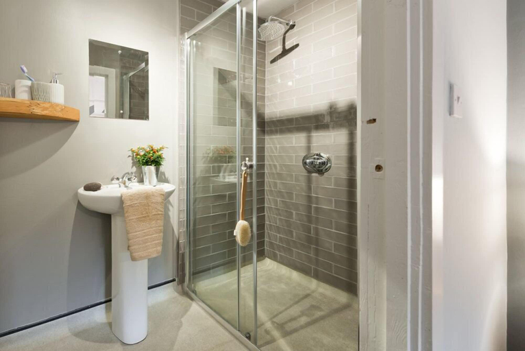 Bathroom 3, The elbowroom escape