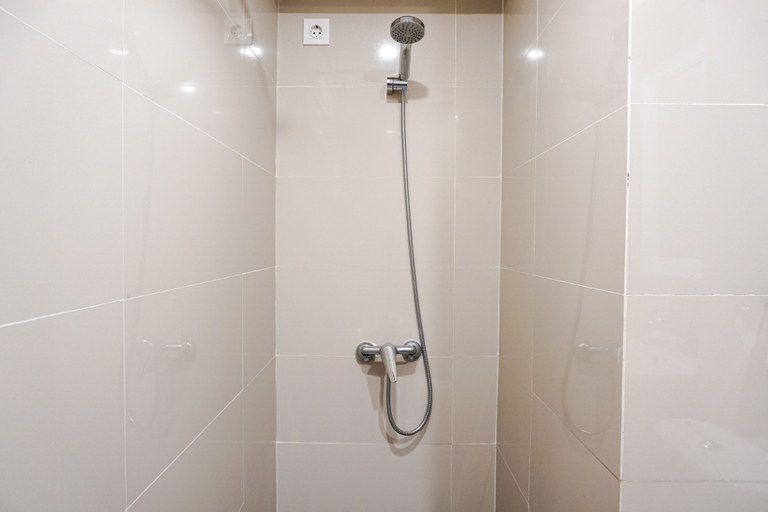 Bathroom 5, Stunning 2BR Loft Apartment at Maqna Residence By Travelio, Jakarta Barat