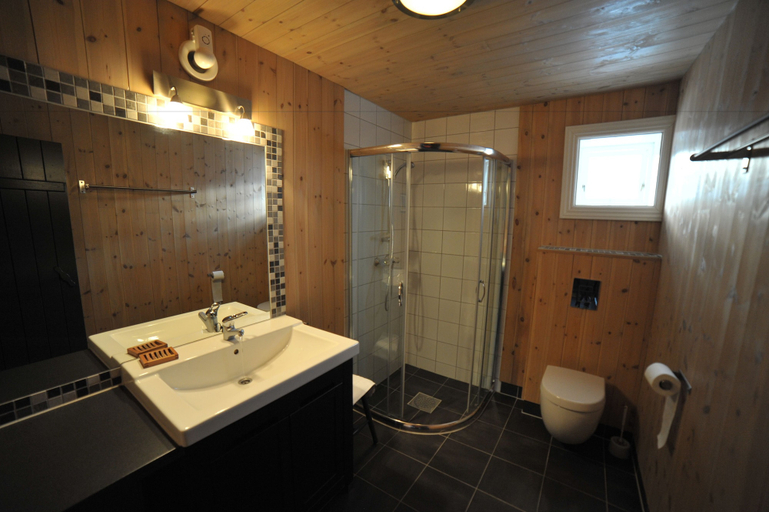 Bathroom 3, Reine Rorbuer - by Classic Norway Hotels, Moskenes