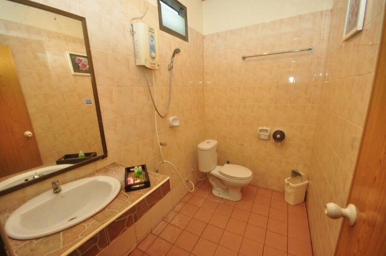 Bathroom 3, Phi Phi Rimlay Cottage, Mueang Krabi