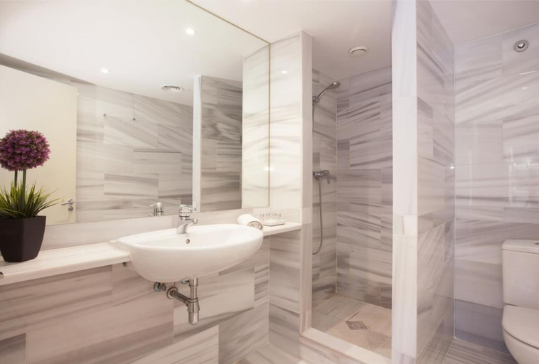 Bathroom 3, Akira Flats Llum 7th floor, Barcelona