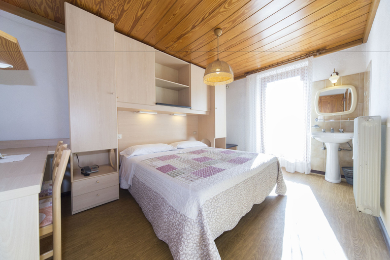 Bedroom 3, Hotel Trentino, Trento