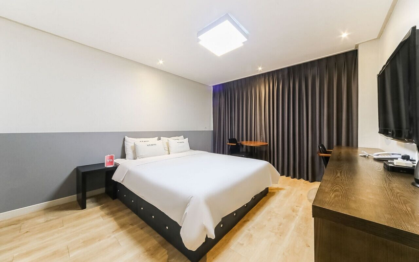 Bedroom 2, Beach Hotel, Yeongdo