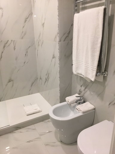 Bathroom 5, Affreschi a San Pietro, Roma