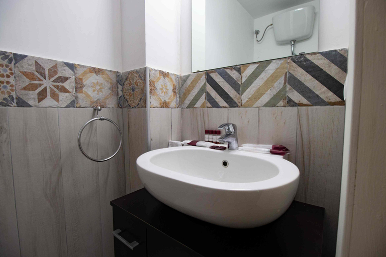 Bathroom 5, Carafa's Central Apartments, Napoli