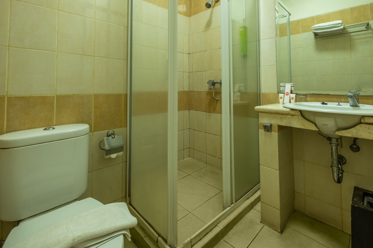 Bathroom 4, Capital O 1010 Isola Resort, Bandung