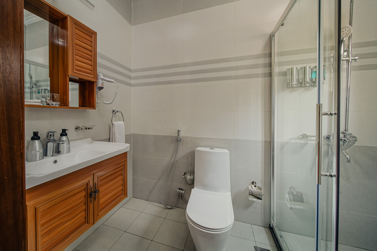 Bathroom 5, Heaven Restaurant & Boutique Hotel, Nyarugenge