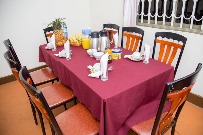 Food & Drinks, Thames Hotel, Busiiro