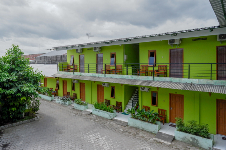 Exterior & Views 2, RedDoorz @ Jalan Parangtritis, Bantul