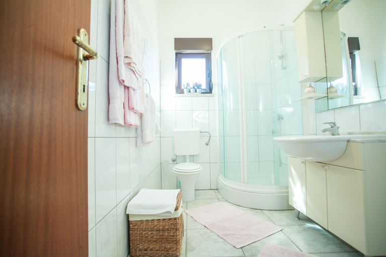 Bathroom 4, Sevid Holiday Homes, Marina