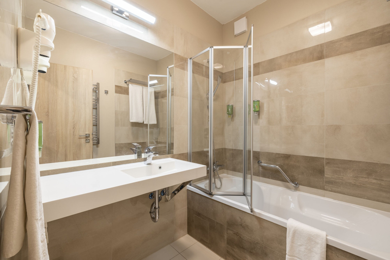 Bathroom 5, Silver Crown Hotel & Residence, Budapesti