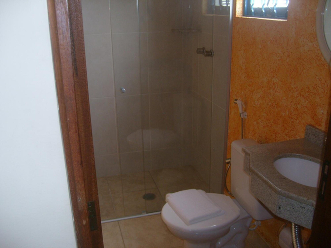 Bathroom 4, Hotel Rafeli, Boituva