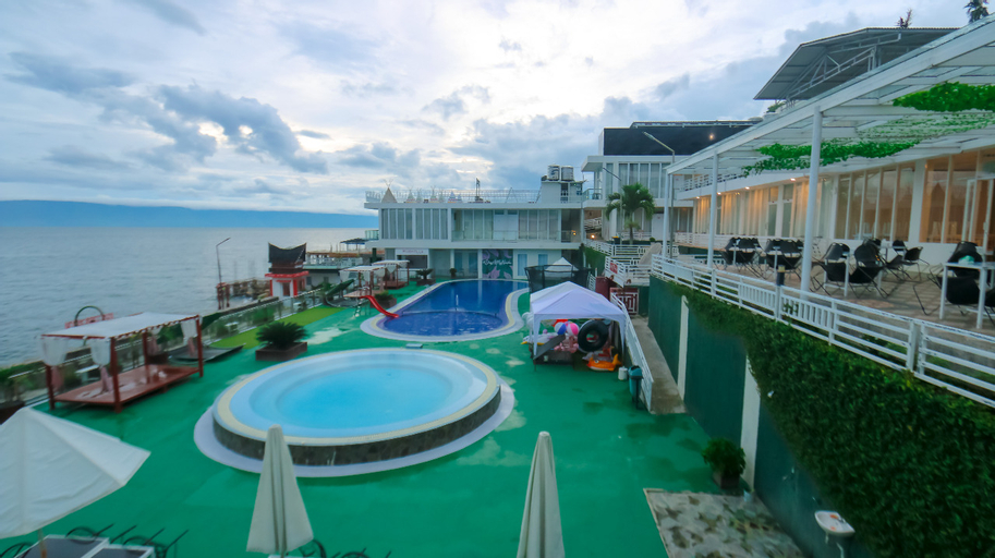 Exterior & Views 16
