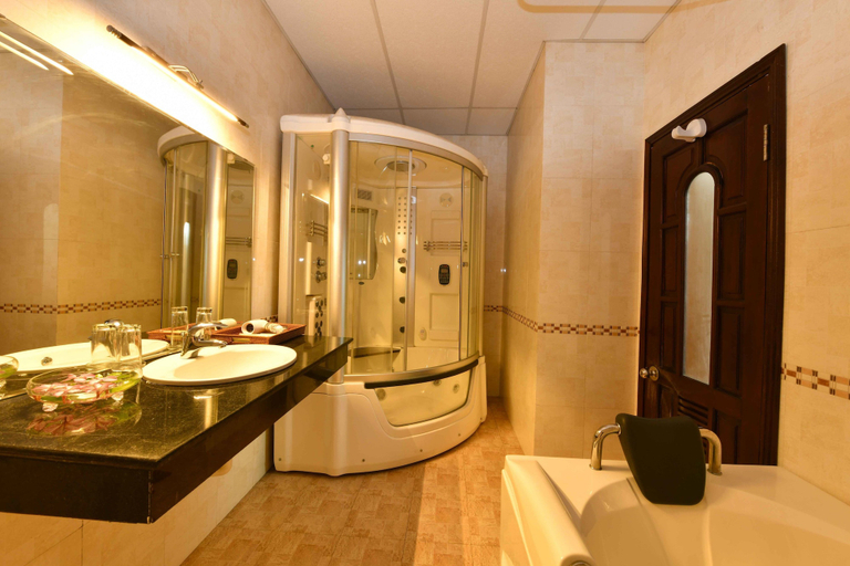 Bathroom 5, Bach Dang Hoi An Hotel, Da Nang