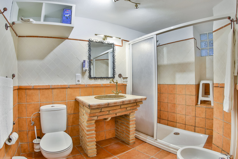 Bathroom 4, Cuevas El Moral, Granada