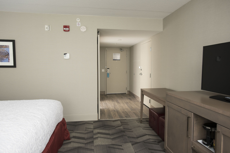 Bedroom 4, Hampton Inn & Suites by Hilton Thunder Bay, Thunder Bay