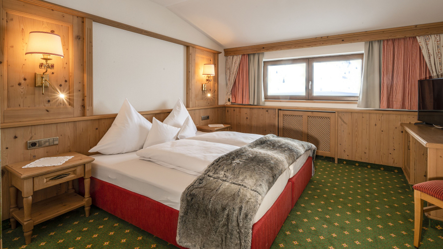 Bedroom 4, Hotel Almhof, Landeck