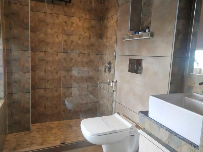 Bathroom 3, Hotel Malghotras by Hazel Hotels, Kangra