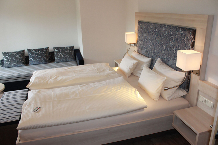 Bedroom 3, Landhotel Kastanienhof, Neustadt an der Waldnaab