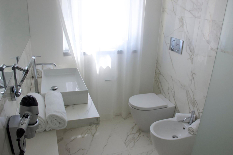 Bathroom 3, Chiaroscuro, Macerata