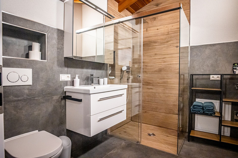 Bathroom 3, Familien am Hang, Bodenseekreis